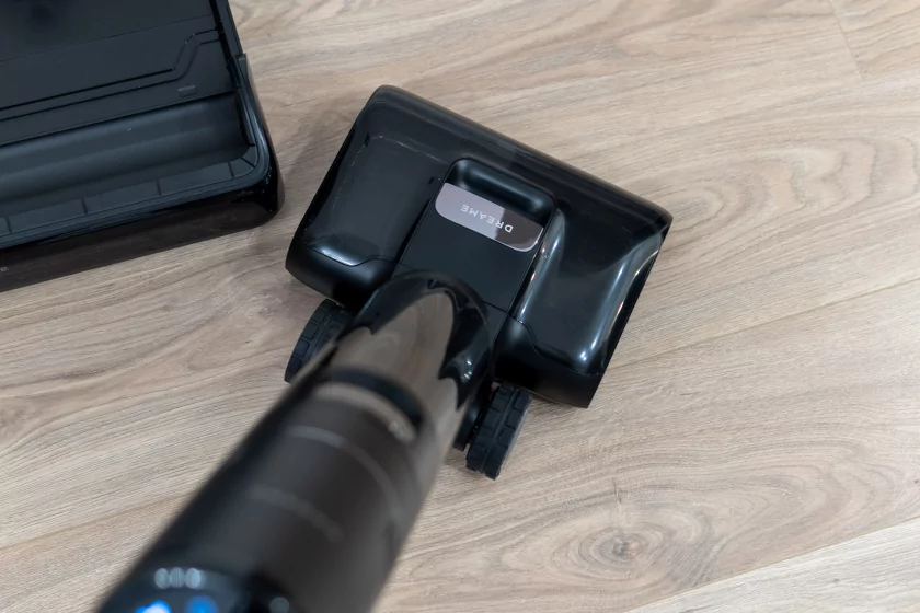 Втягивает мусор, моет полы и сам себя обслуживает: обзор вертикального пылесоса Dreame H15S — Дизайн корпуса. 1