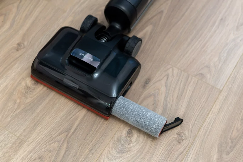 Втягивает мусор, моет полы и сам себя обслуживает: обзор вертикального пылесоса Dreame H15S — Дизайн корпуса. 6