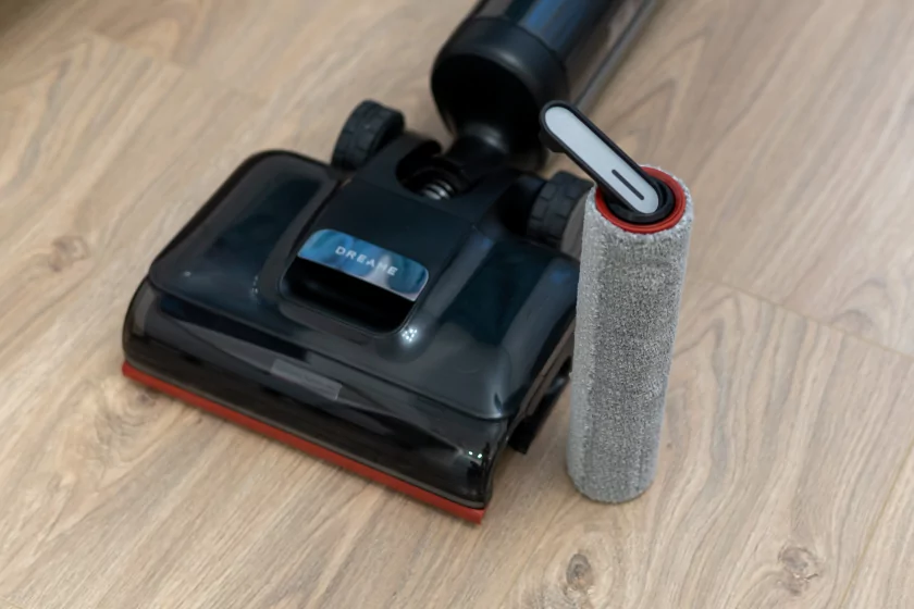 Втягивает мусор, моет полы и сам себя обслуживает: обзор вертикального пылесоса Dreame H15S — Дизайн корпуса. 7