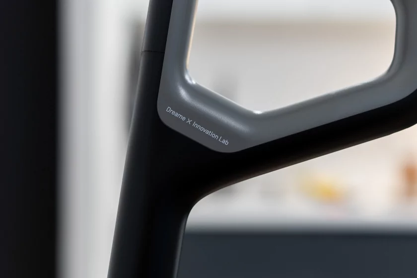 Втягивает мусор, моет полы и сам себя обслуживает: обзор вертикального пылесоса Dreame H15S — Дизайн корпуса. 2