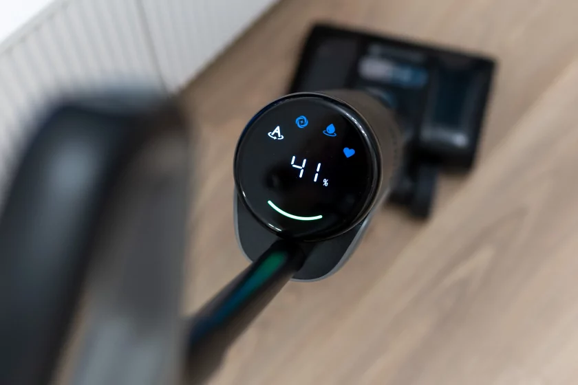 Втягивает мусор, моет полы и сам себя обслуживает: обзор вертикального пылесоса Dreame H15S — Процесс уборки. 1