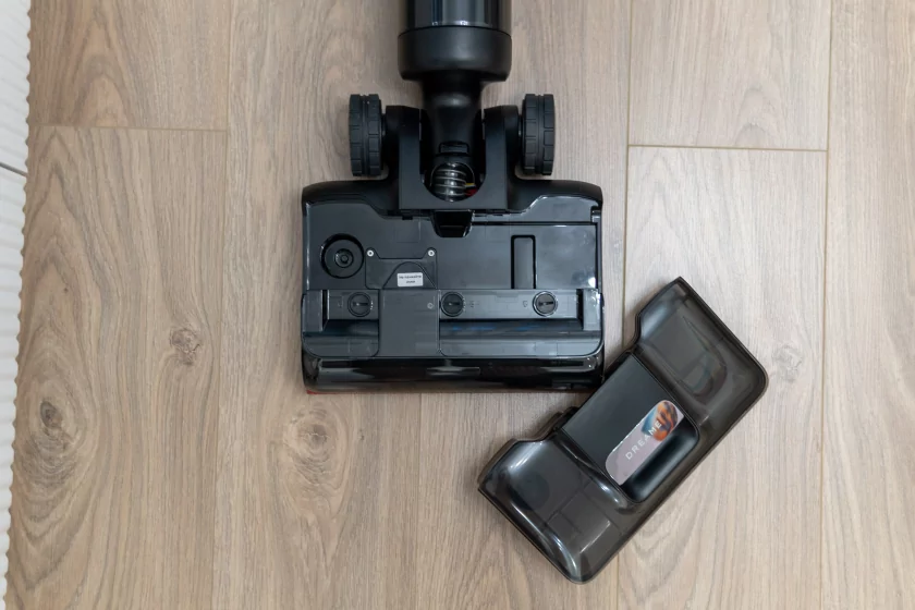 Втягивает мусор, моет полы и сам себя обслуживает: обзор вертикального пылесоса Dreame H15S — Процесс уборки. 5