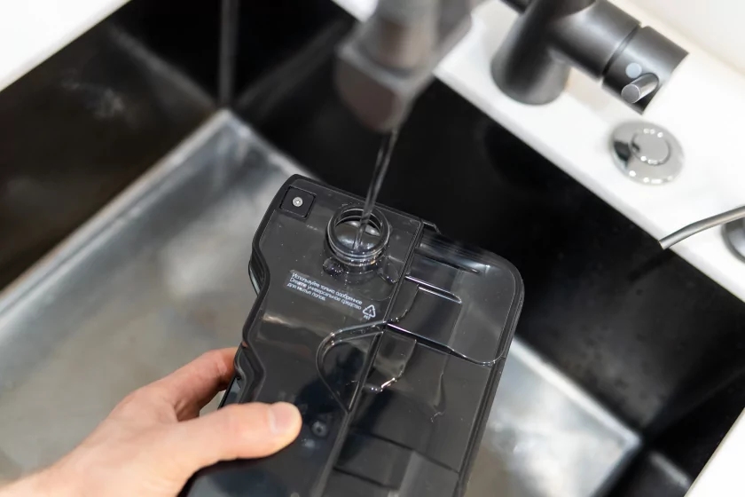 Втягивает мусор, моет полы и сам себя обслуживает: обзор вертикального пылесоса Dreame H15S — Процесс уборки. 7