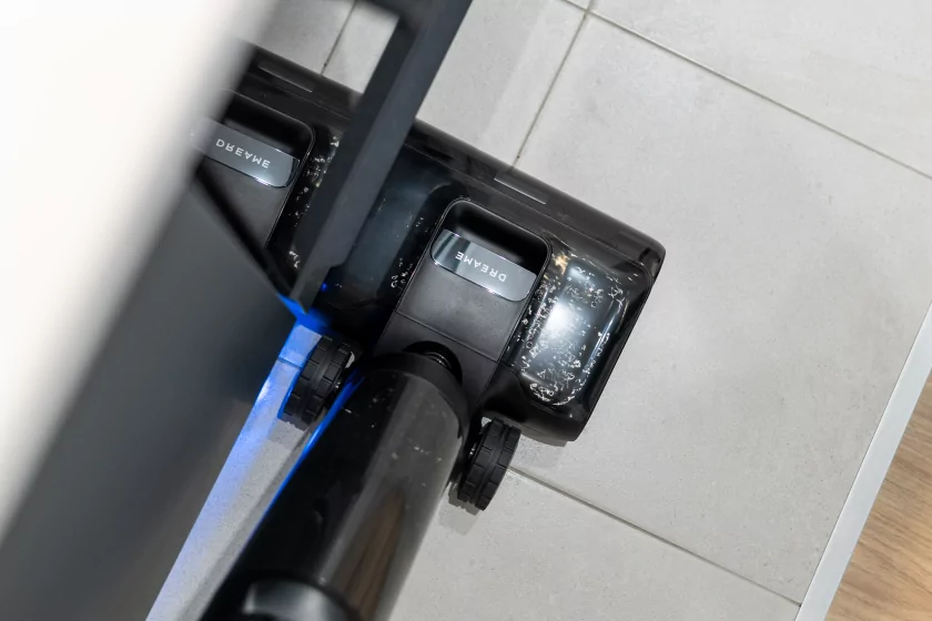 Втягивает мусор, моет полы и сам себя обслуживает: обзор вертикального пылесоса Dreame H15S — Процесс уборки. 8