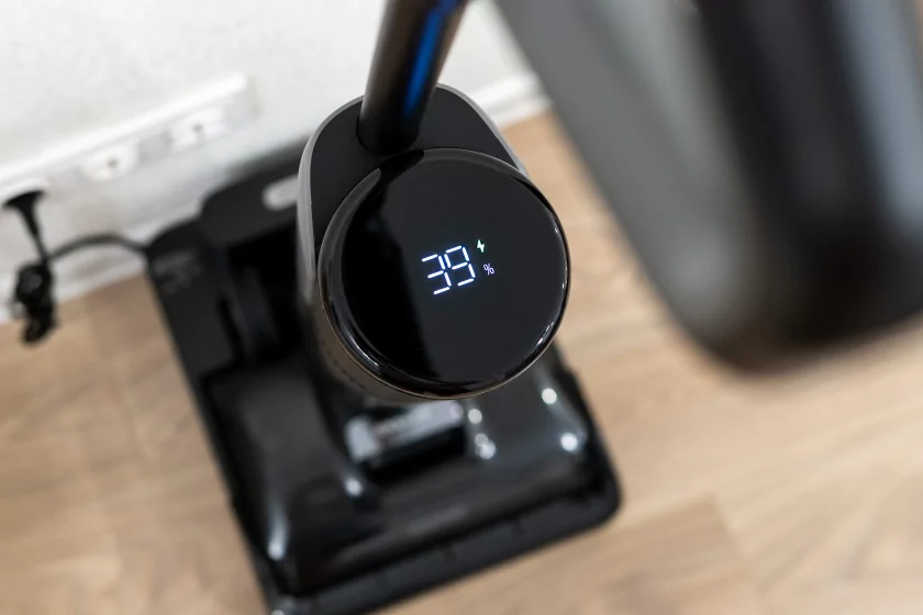 Втягивает мусор, моет полы и сам себя обслуживает: обзор вертикального пылесоса Dreame H15S — Автономность и зарядка. 2