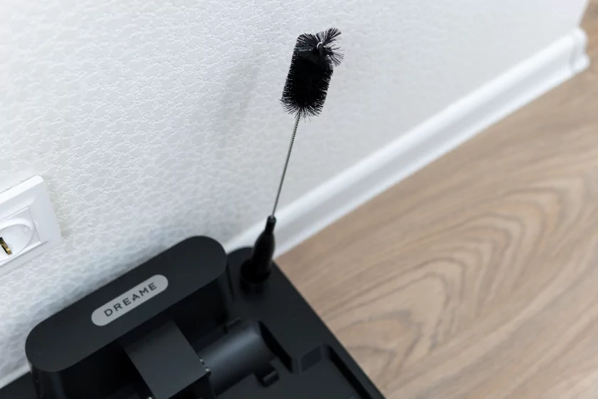 Втягивает мусор, моет полы и сам себя обслуживает: обзор вертикального пылесоса Dreame H15S — Базовая станция. 2
