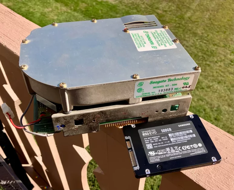Наглядное сравнение современного SSD на 500 ГБ и жёсткого диска на 5 МБ из 1980-го Наглядное сравнение современного SSD на 500 ГБ и жёсткого диска на 5 МБ из 1980-го