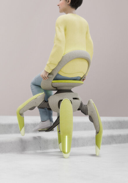 Toyota показала «шагающее» кресло-робота — для людей с ограниченной подвижностью