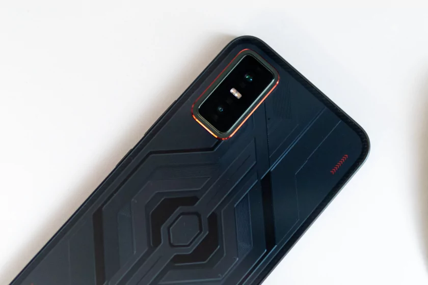 Недорогой геймерский смартфон с сенсорными триггерами и 144 Гц: обзор Infinix GT 30 — Дизайн корпуса. 3