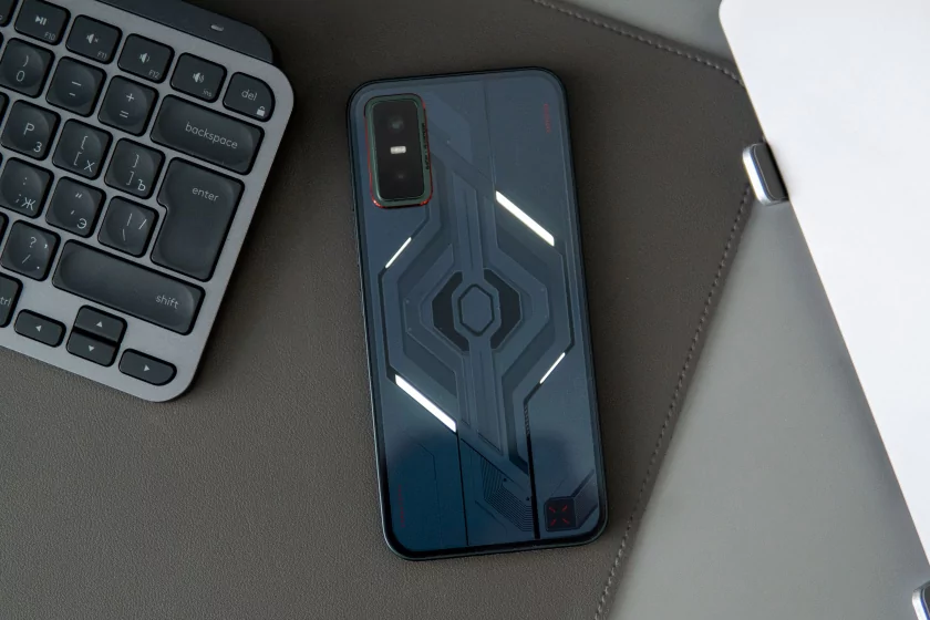 Недорогой геймерский смартфон с сенсорными триггерами и 144 Гц: обзор Infinix GT 30 — Дизайн корпуса. 4