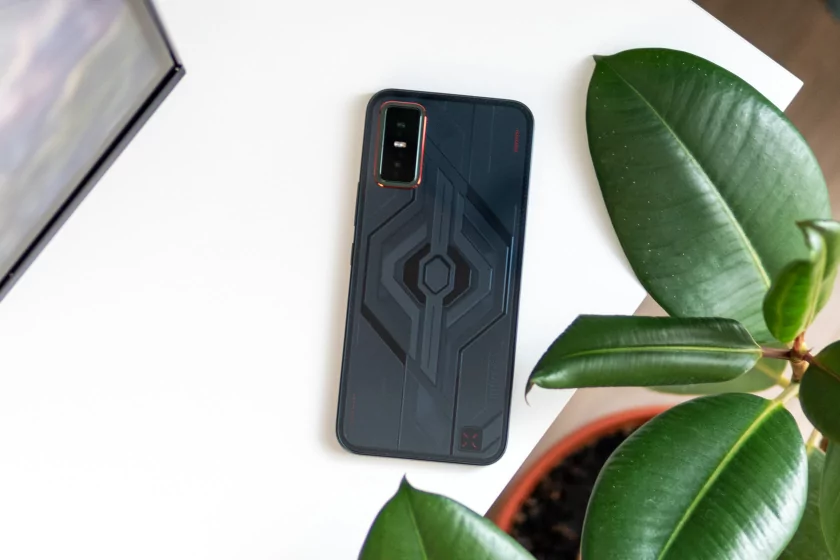 Недорогой геймерский смартфон с сенсорными триггерами и 144 Гц: обзор Infinix GT 30 — Дизайн корпуса. 2