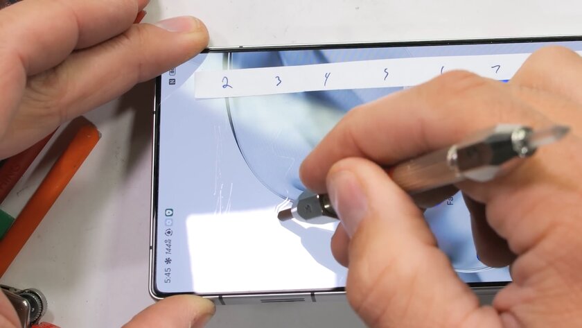 Блогер испытал геймерский REDMAGIC 11 Pro на прочность: смартфон выдержал проверку на изгиб