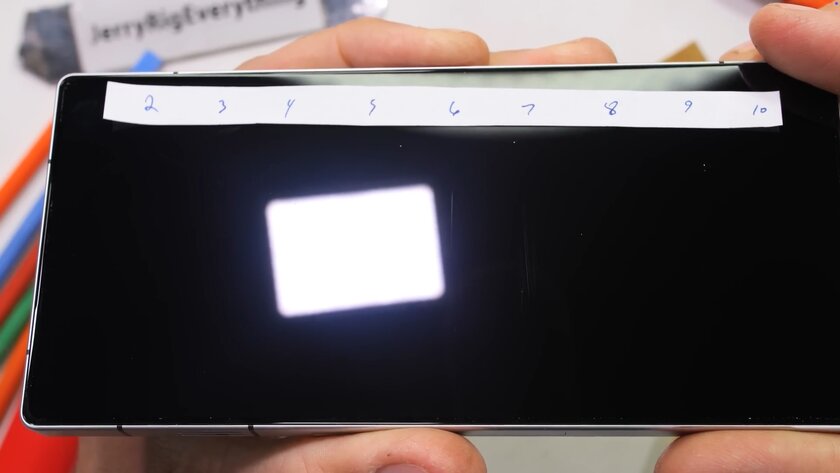 Блогер испытал геймерский REDMAGIC 11 Pro на прочность: смартфон выдержал проверку на изгиб