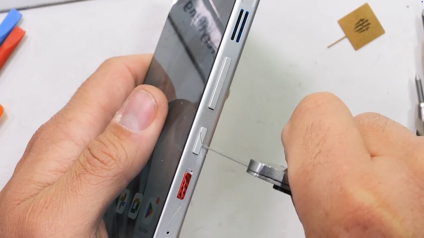 Блогер испытал геймерский REDMAGIC 11 Pro на прочность: смартфон выдержал проверку на изгиб