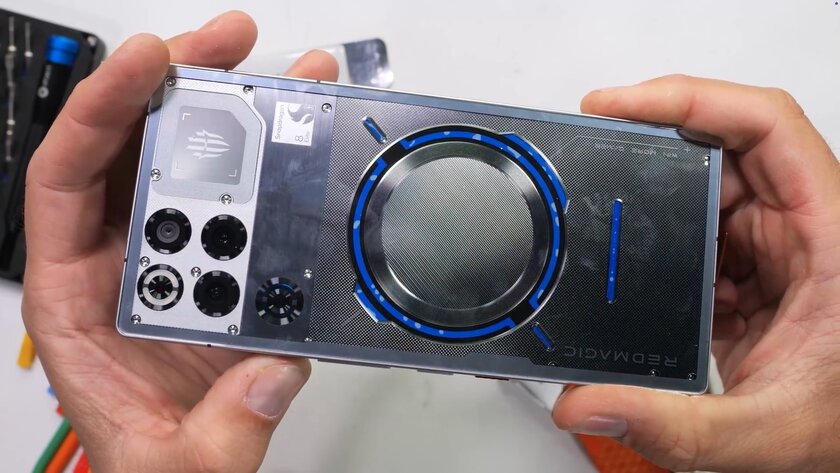 Блогер испытал геймерский REDMAGIC 11 Pro на прочность: смартфон выдержал проверку на изгиб