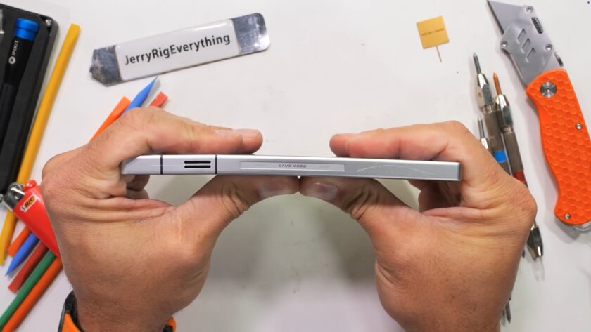 Блогер испытал геймерский REDMAGIC 11 Pro на прочность: смартфон выдержал проверку на изгиб