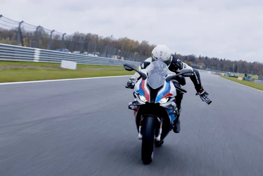 HONOR X9d уронили с мотоцикла на скорости 200 км/час: новинка прошла жёсткий тест ударопрочности