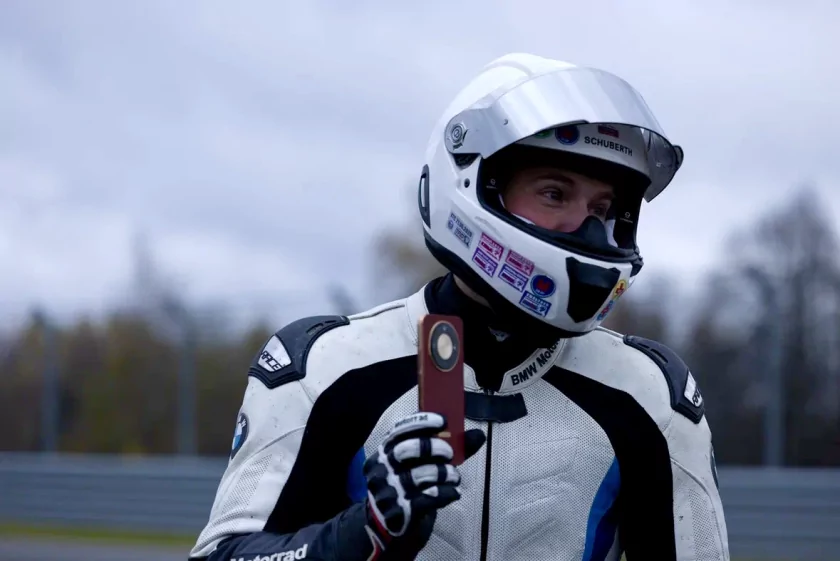 HONOR X9d уронили с мотоцикла на скорости 200 км/час: новинка прошла жёсткий тест ударопрочности