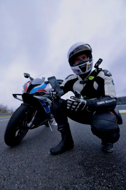 HONOR X9d уронили с мотоцикла на скорости 200 км/час: новинка прошла жёсткий тест ударопрочности