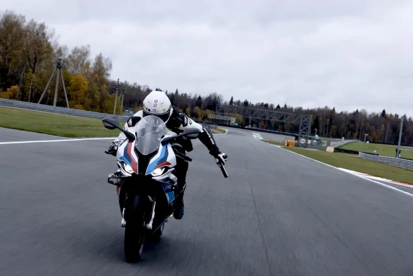 HONOR X9d уронили с мотоцикла на скорости 200 км/час: новинка прошла жёсткий тест ударопрочности