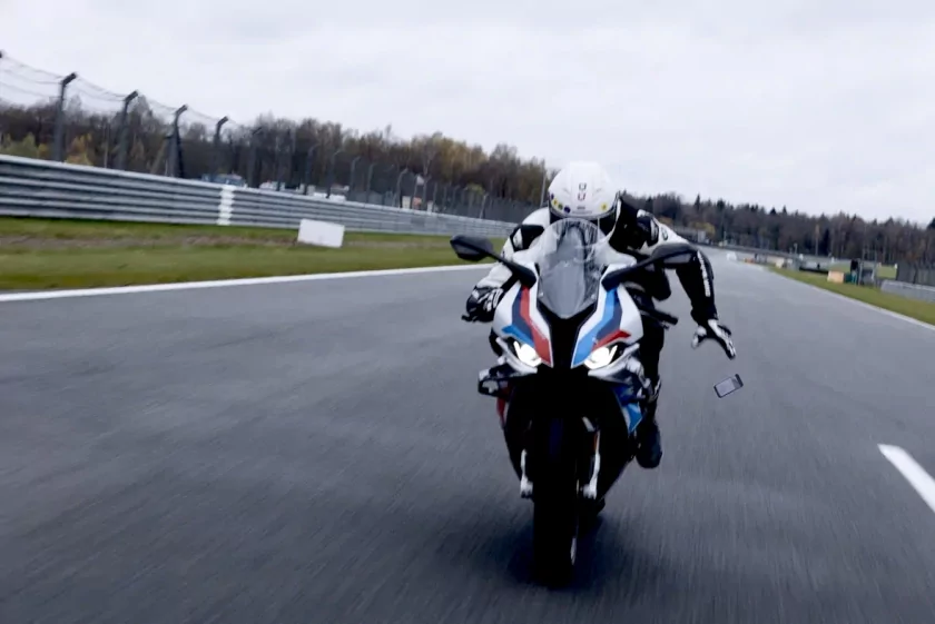 HONOR X9d уронили с мотоцикла на скорости 200 км/час: новинка прошла жёсткий тест ударопрочности