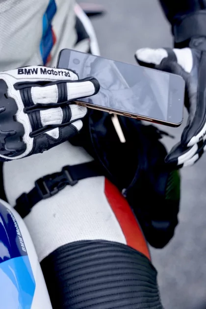 HONOR X9d уронили с мотоцикла на скорости 200 км/час: новинка прошла жёсткий тест ударопрочности