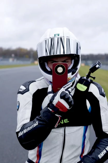 HONOR X9d уронили с мотоцикла на скорости 200 км/час: новинка прошла жёсткий тест ударопрочности