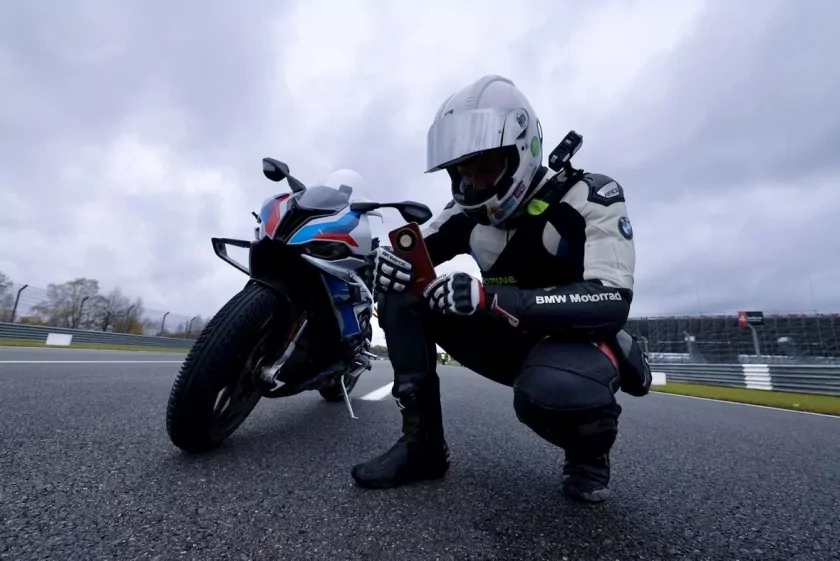 HONOR X9d уронили с мотоцикла на скорости 200 км/час: новинка прошла жёсткий тест ударопрочности