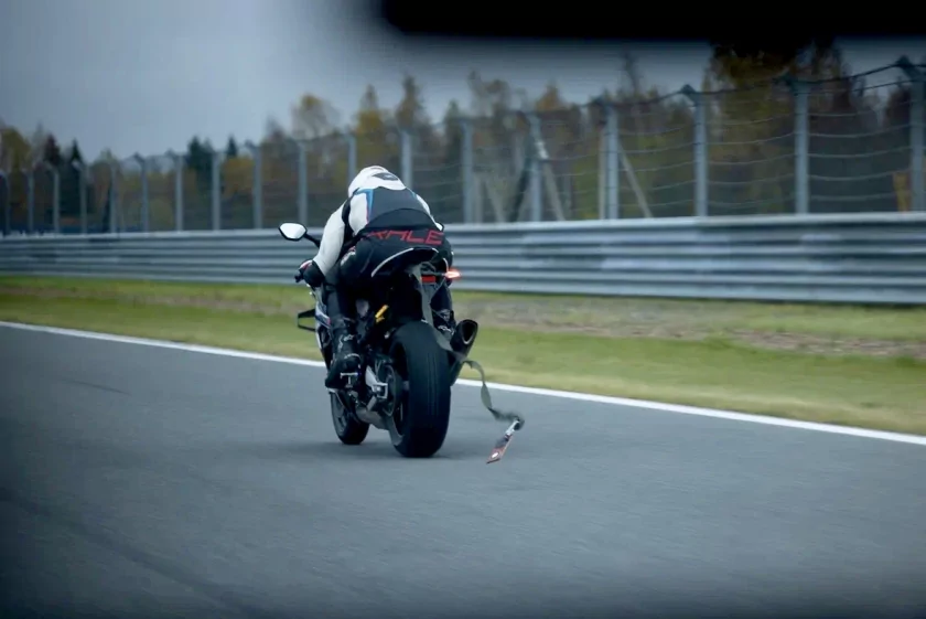 HONOR X9d уронили с мотоцикла на скорости 200 км/час: новинка прошла жёсткий тест ударопрочности