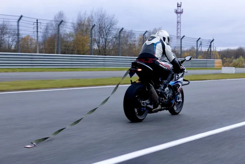 HONOR X9d уронили с мотоцикла на скорости 200 км/час: новинка прошла жёсткий тест ударопрочности