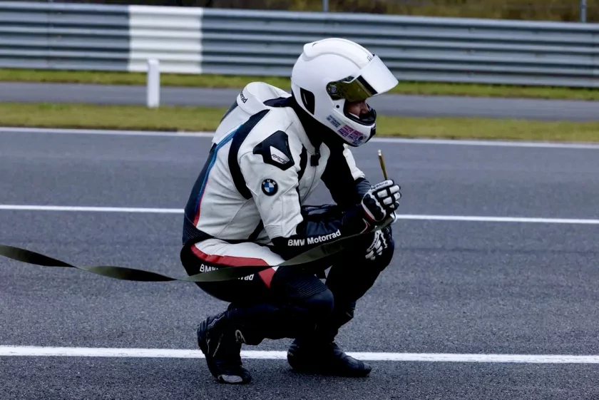 HONOR X9d уронили с мотоцикла на скорости 200 км/час: новинка прошла жёсткий тест ударопрочности