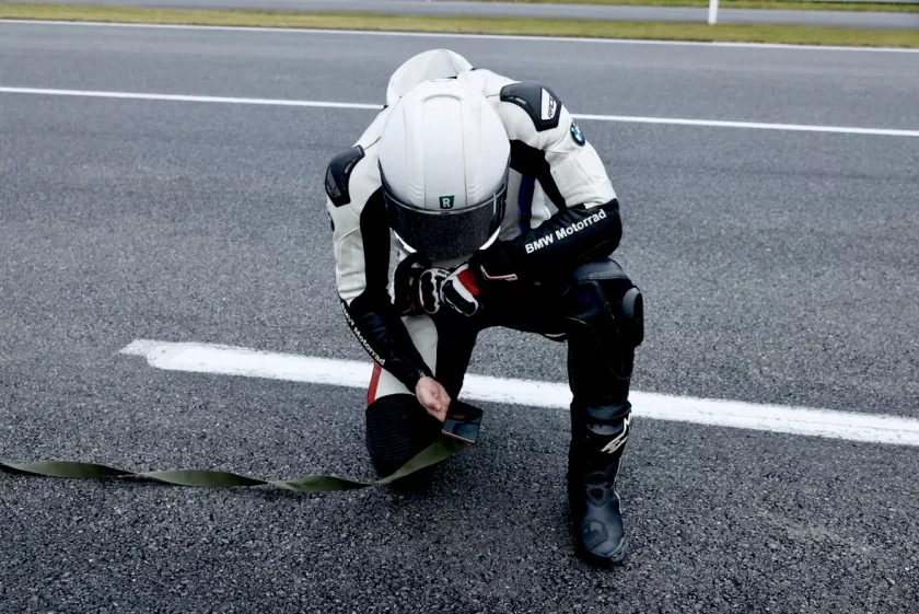 HONOR X9d уронили с мотоцикла на скорости 200 км/час: новинка прошла жёсткий тест ударопрочности