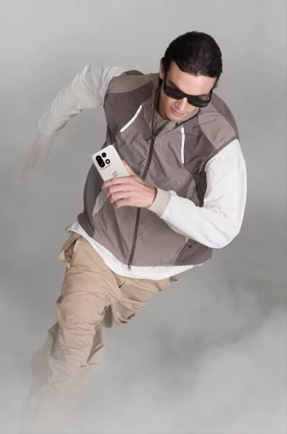 В России стартовали продажи OnePlus 15: с флагманским чипом и ёмкой батареей