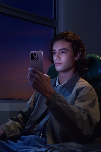 В России стартовали продажи OnePlus 15: с флагманским чипом и ёмкой батареей