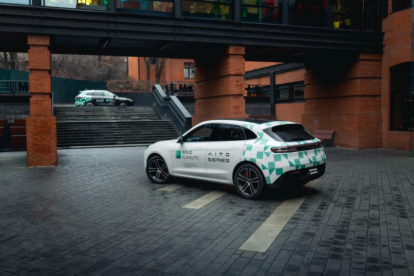 Кроссоверы SERES получили приложение PlayAuto Lite с российским софтом на борту