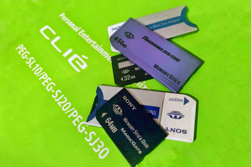 Реддитор создал микро-контейнеры для хранения древних карт памяти