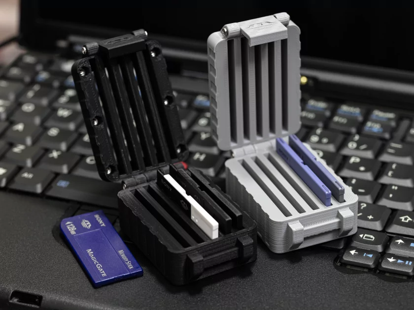 Реддитор создал микро-контейнеры для хранения древних карт памяти