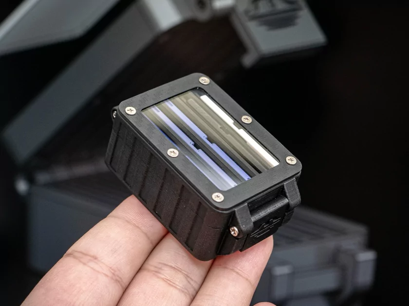 Реддитор создал микро-контейнеры для хранения древних карт памяти