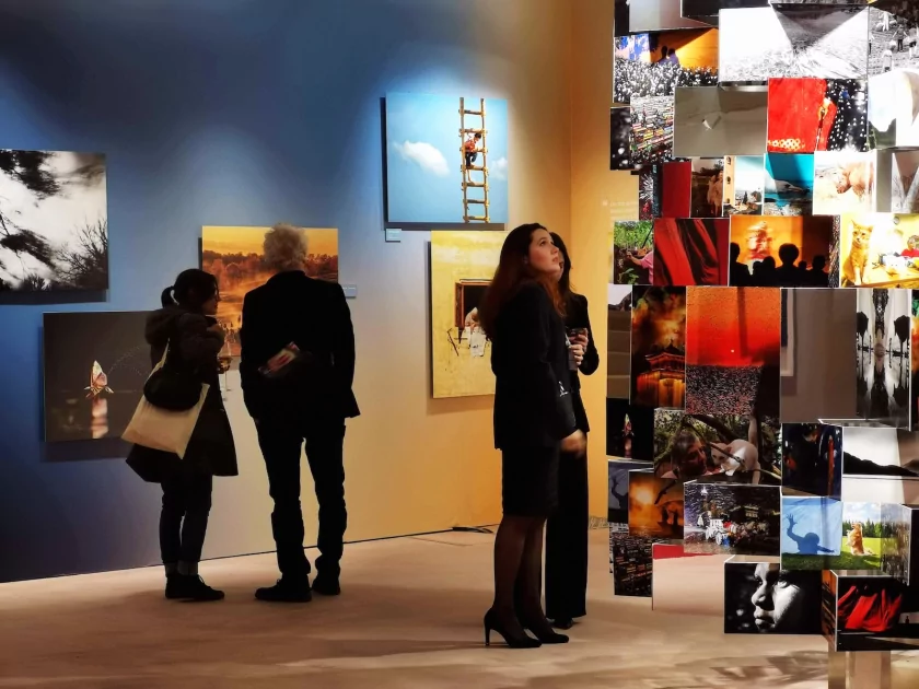 Яркие кадры, цифровизация и даже ИИ: как прошла выставка Paris Photo 2025