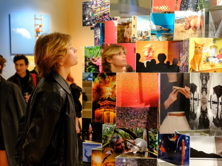 Яркие кадры, цифровизация и даже ИИ: как прошла выставка Paris Photo 2025