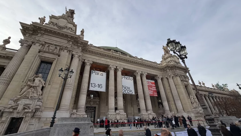 Яркие кадры, цифровизация и даже ИИ: как прошла выставка Paris Photo 2025