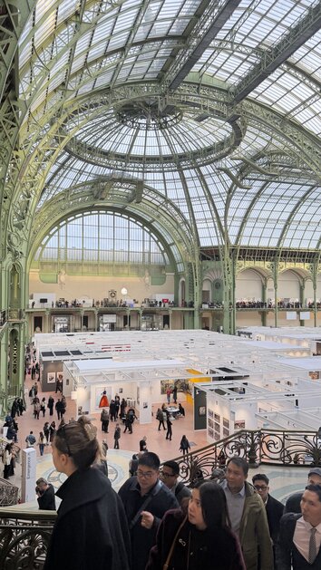 Яркие кадры, цифровизация и даже ИИ: как прошла выставка Paris Photo 2025