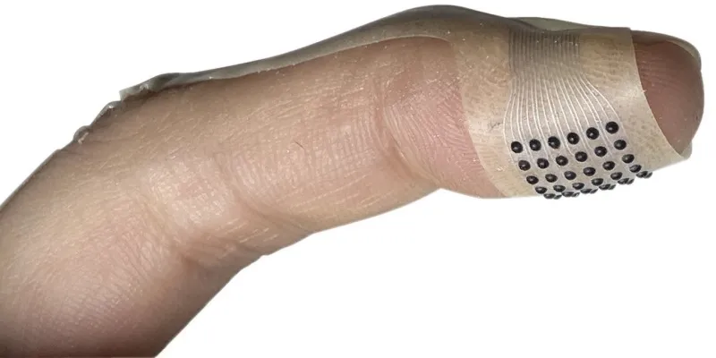 В США создали пластырь, позволяющий «чувствовать» текстуры через экран