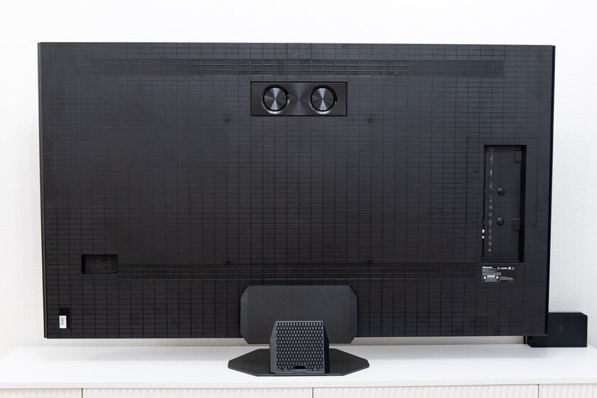 165 Гц, ИИ-апскейлер и MiniLED Pro: обзор умного телевизора Hisense 65U8Q — Дизайн корпуса. 2