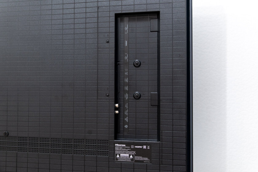 165 Гц, ИИ-апскейлер и MiniLED Pro: обзор умного телевизора Hisense 65U8Q — Дизайн корпуса. 3