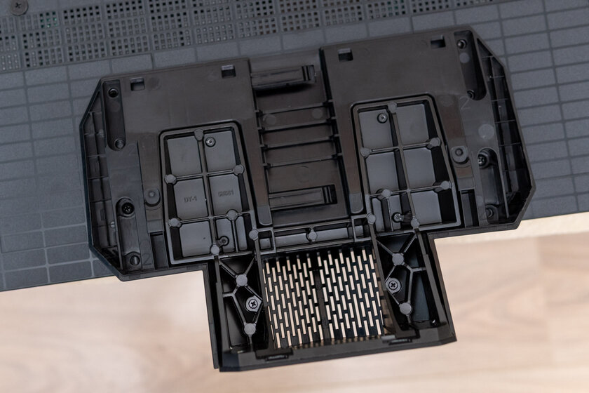 165 Гц, ИИ-апскейлер и MiniLED Pro: обзор умного телевизора Hisense 65U8Q — Дизайн корпуса. 4