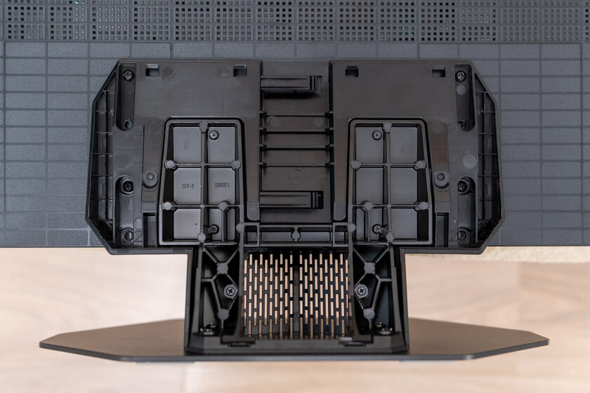 165 Гц, ИИ-апскейлер и MiniLED Pro: обзор умного телевизора Hisense 65U8Q — Дизайн корпуса. 5