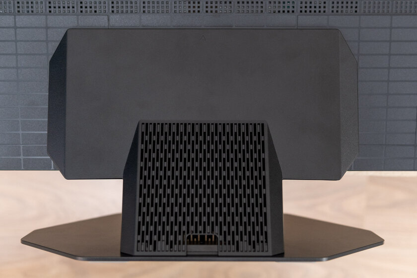 165 Гц, ИИ-апскейлер и MiniLED Pro: обзор умного телевизора Hisense 65U8Q — Дизайн корпуса. 6