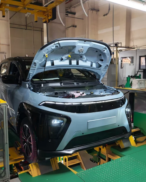 С конвейера сошел первый АТОМ серии PT: российский электромобиль готовят к серийному производству