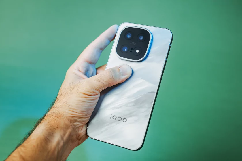 Обзор iQOO 15: доказывает, что хороший флагманский смартфон не должен быть излишне дорогим — Дизайн. 4